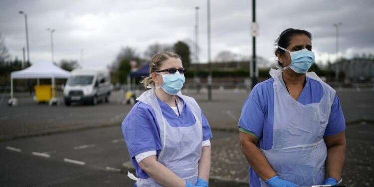 המאבק בקורונה: הסגר או 100 אלף נדבקים ביום