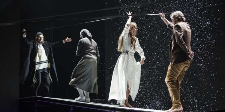 בין הנדודים לישיבת הקבע בוחרת ההצגה בנדודים. צילום: ישעיה פיינברג הגעגוע ככוח יהודי