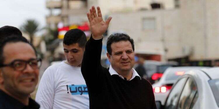 יור הרשימה המשותפת איימן עודה. צילום: AFP ביקורת על הרשימה המשותפת: "מנדבת לגיטימציה לציונות"