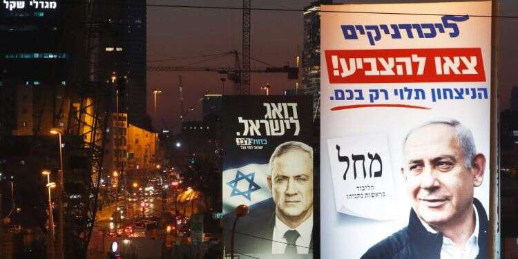 שלטי בחירות במרכז. צילום: AFP אם אתם אנשי ימין, צאו להצביע