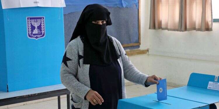 מצביעה בנגב. למצולמת אין קשר לכתבה. צילום: AFP גם הפעם: דיווחים על זיופי בחירות ביישובים ערביים