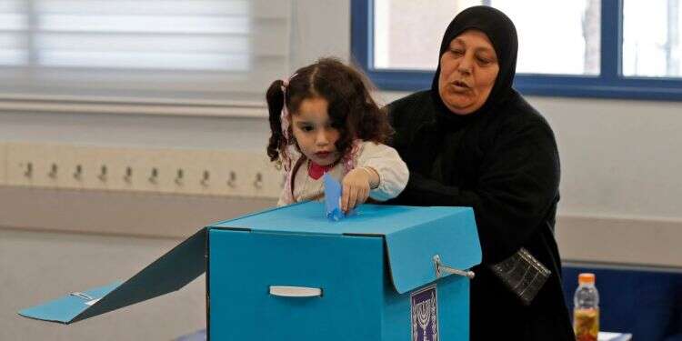 קלפי במגזר הערבי. למצולמים אין קשר לכתבה. צילום: AFP "הערבים נוהרים לקלפיות" הפכה לנבואה שהגשימה את עצמה