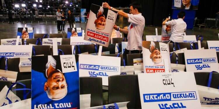 מתנדבים מסרים שלטי ליכוד בליל הבחירות. צילום: AFP ניצחון לשעתו: כך הגיעו בליכוד ל-200 אלף מצביעים חדשים