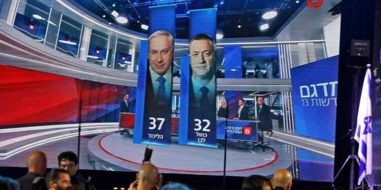 צפייה בתוצאות המדגמים, ארכיון. צילום: AFP