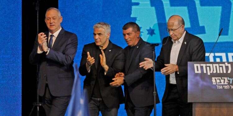 כחול לבן מתכננת חוק שימנע מנתניהו להרכיב ממשלה