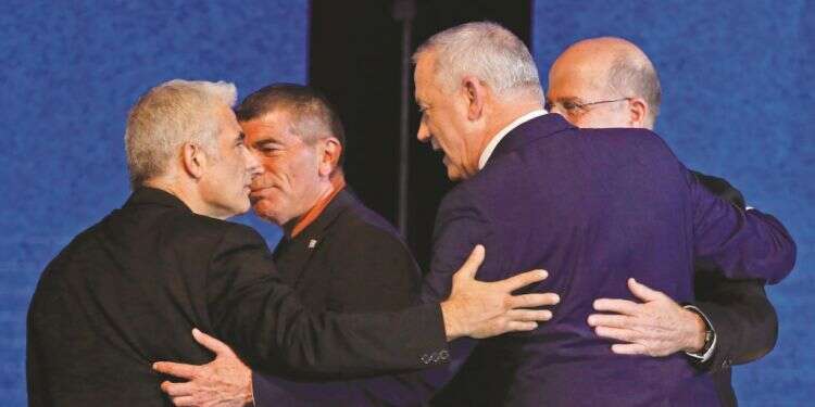 ראשי כחול לבן במוצאי יום הבחירות. צילום: AFP בכחול לבן שואפים לאחדות – בלי נתניהו