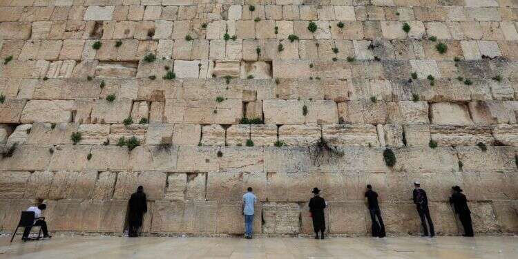 הכותל המערבי. צילום: AFP מול הטבע: האם נכון לשאוף להחזרת השגרה?