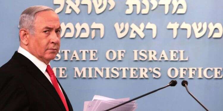 ראש הממשלה לקראת ההכרזה על החמרת ההנחיות למאבק בהתפשטות נגיף הקורונה. צילום: AFP  הפקרות או אחריות: הרב קנייבסקי נגד משרד הבריאות
