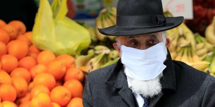 קניות בשוק מחנה יהודה, אתמול. צילום: AFP שיר השבוע: בִּדּוּד בְּיַחַד