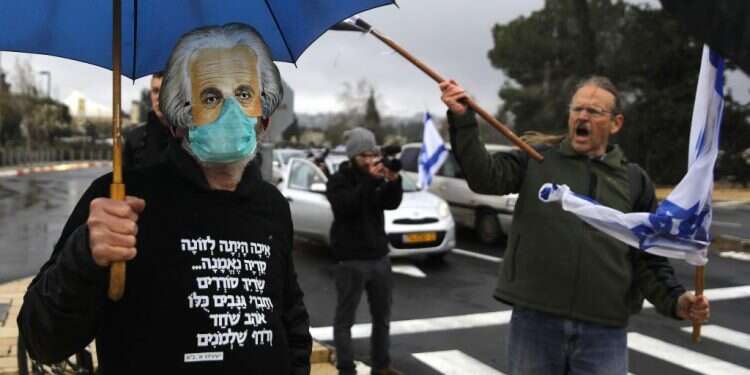 הפגנות מחוץ לכנסת. צילום: AFP ישראל בדרך לאלף חולים, ועדיין בלי ממשלה