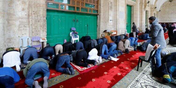 תפילות יום שישי במסגד אלאקצא. צילום: AFP בכיר בתנועה האסלאמית: הקורונה – מזימה ישראלית