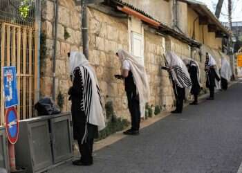 משרד הבריאות: תפילה במניין זו סכנת נפשות