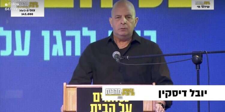 הפגנה מול ביתו של אדלשטיין: "חשוב יותר מלהידבק בקורונה"