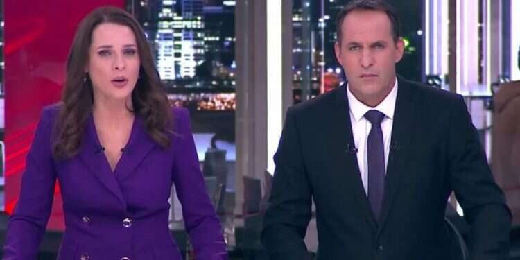 תמר איש שלום ואודי סגל. צילום מסך: חדשות ערוץ 13 תם עידן הפוקר פייס: ההגשה מפוזיציה כבר לא באה עם התנצלות