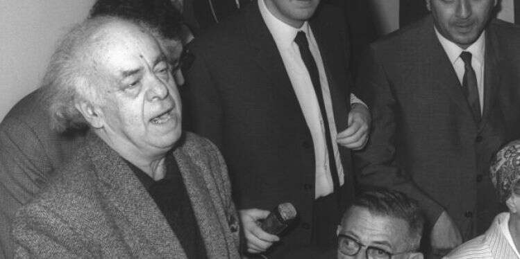 התקדשות לאדמת ארץ ישראל. אברהם שלונסקי בקבלת הפנים לז'אן פול סארטר וסימון דה בובואר בביקורם בארץ, 1967. צילום: קלוגר זולטן, לע אברהם שלונסקי: המשורר שנמחק, כמעט ללא סיכוי תקומה