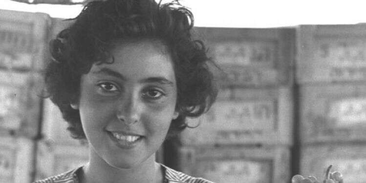 דמות נשית בת צפון אפריקה, שניחנה בתשוקה עזה לחיים, באינטליגנציה ובהומור, שמאפשרים לשרוד את התלאות. עולה חדשה ממרוקו בקיבוץ גשר, 1956. צילום: פריץ כהן, לע נשואות בעל כורחן ונאבקות