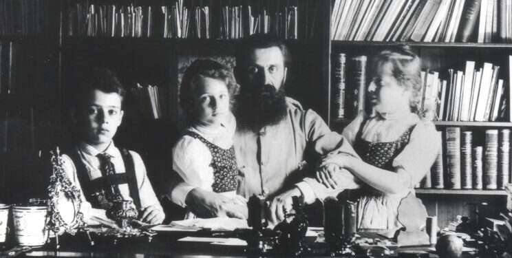 תאודור הרצל עם ילדיו בחדר העבודה בווינה, 1897. צילום: לע בואו נחזור לקרוא את הרצל בלי צנזורה ובלי מתווכים