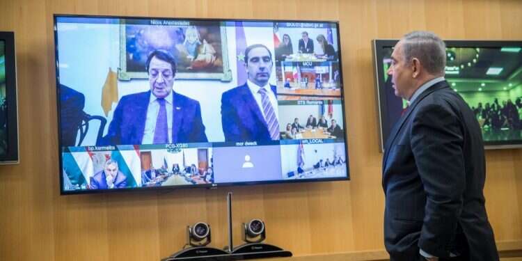 המשבר הלאומי חשוב יותר מהרגשות של גנץ ונתניהו