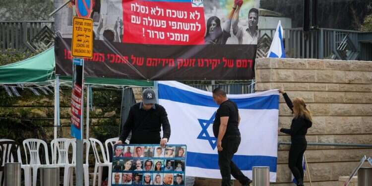 קולן של המשפחות השכולות מושתק כי הן לא בצד הפוליטי הנכון