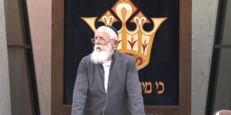 הרב יעקב מדן בבית המדרש. צילום מסך מיוטיוב צפו: הרב יעקב מדן נפרד מבית המדרש בהר עציון