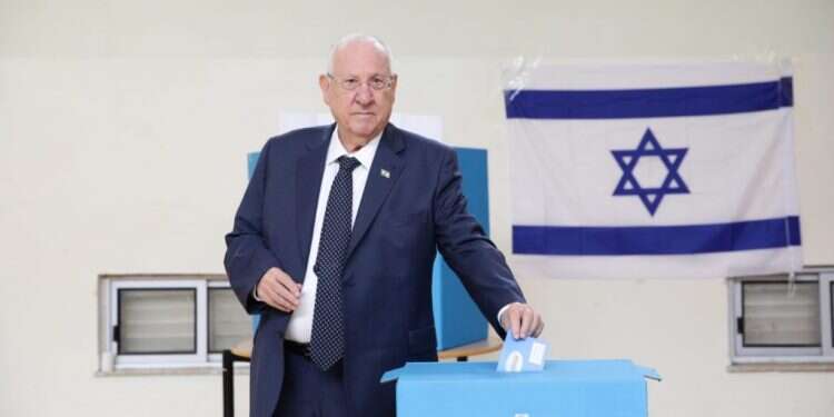 נשיא המדינה ראובן ריבלין בקלפי. צילום: יהונתן ולצר/TPS תוצאות האמת: הליכוד מוביל, הימין מתנדנד על 59