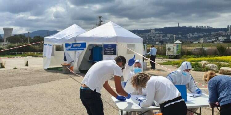 "מתייחסים אלינו כמו אל מצורעים": כאוס בקלפיות למבודדי הקורונה