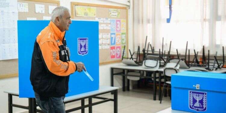 מצביע בקלפי, בחירות 2020. למצולם אין קשר לכתבה. צילום: פלאש 90