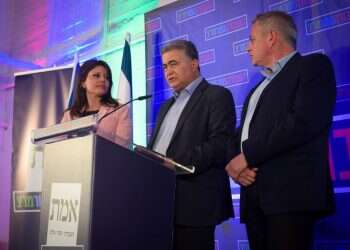 זעם בשמאל: "פרץ נכשל וחייב ללכת"