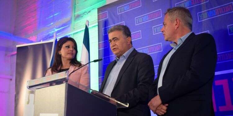 אורלי לוי, עמיר פרץ וניצן הורוביץ במטה העבודה-גשר-מרצ. צילום: אבשלום ששוני, פלאש 90 זעם בשמאל: "פרץ נכשל וחייב ללכת"