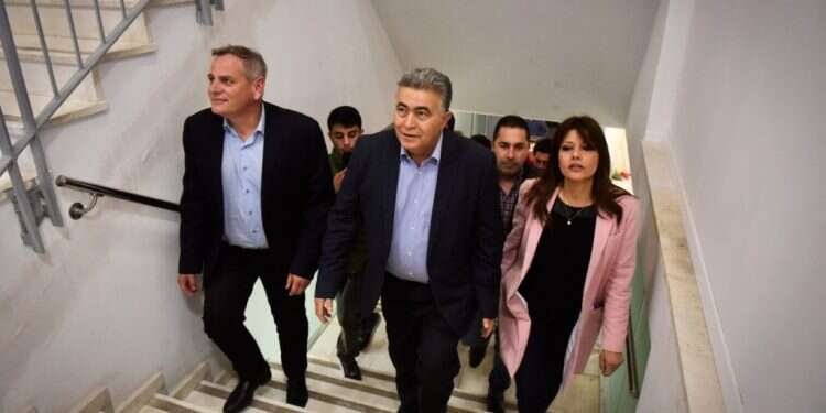 אורלי לוי, עמיר פרץ וניצן הורוביץ במטה העבודה-גשר-מרצ. צילום: אבשלום ששוני, פלאש 90 זעם בשמאל: "פרץ נכשל וחייב ללכת"