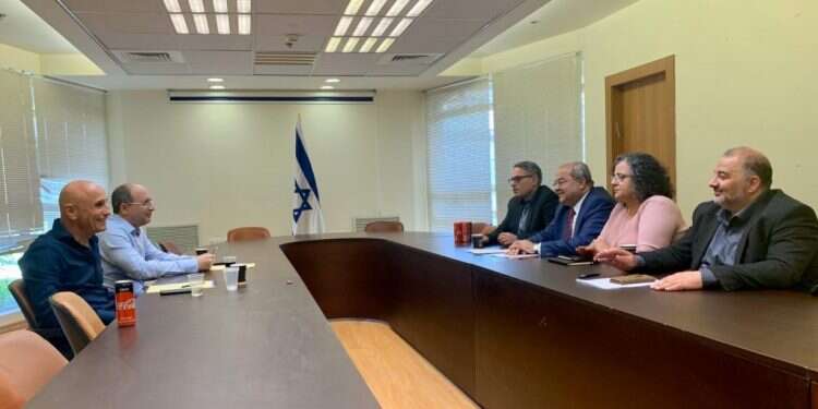 נציגי הרשימה המשותפת נפגשים עם נציגי כחול לבן, אתמול בדרך להענקת המנדט לגנץ: ליברמן מחכה למשותפת