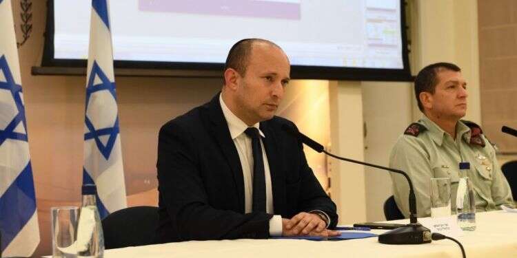 שר הביטחון נפתלי בנט. בתדריך על מגפת הקורונה. צילום: טל עוז, משרד הביטחון למה התקשורת מתעלמת מבנט ומדווחת על שימורים?