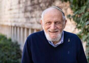 הישראלי שקיבל את "פרס הנובל של המתמטיקה"