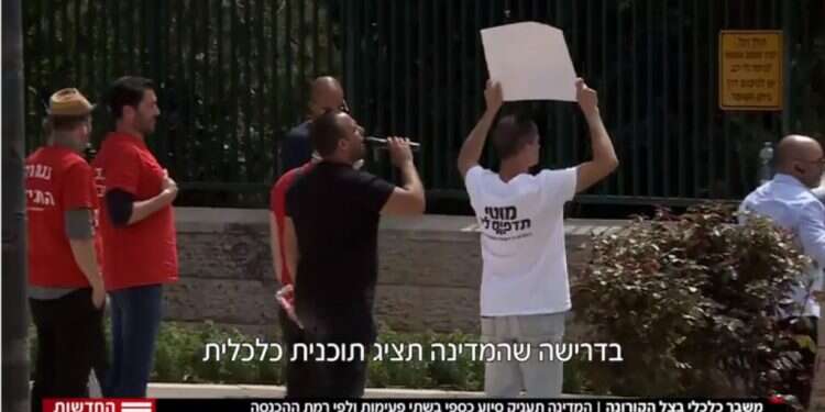 כשמניינים הופכים להפגנות, הביקורת התקשורתית נעלמת