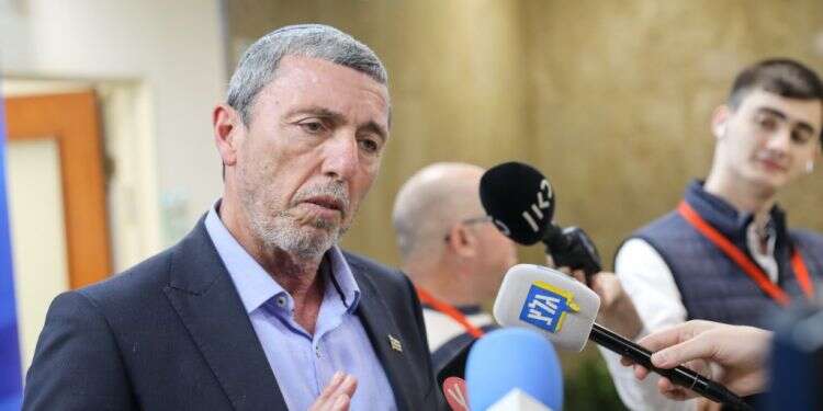 השר רפי פרץ. צילום: מארק ישראל סלם במקביל למו"מ: שיחות בין רעייתו של הרב פרץ לשרה נתניהו