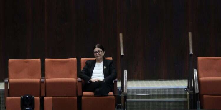 נשיאת העליון אסתר חיות בהשבעת הכנסת. צילום: גדעון שרון, דוברות הכנסת