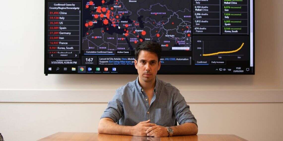 אייל בסון בחדר המצב של משרד הבריאות, השבוע. צילום: אוליבייה פיטוסי, פלאש 90 צילום: אוליבייה פיטוסי, פלאש 90