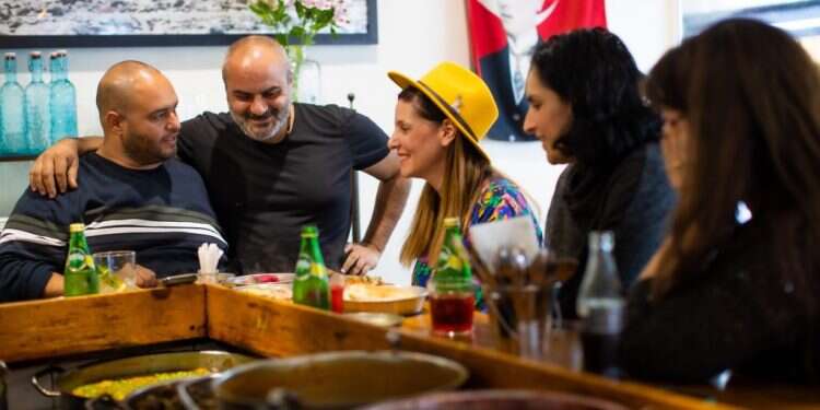 אוכלים ונהנים. אביטל אינדיג, אלרן שרפלר ושי צברי. צילום: אריק סולטן