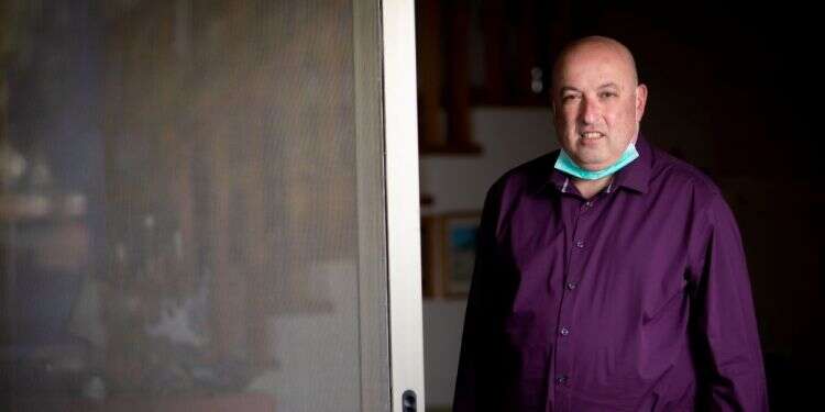 פרופ' גרוטו בחלון ביתו, השבוע. צילום: אריק סולטן