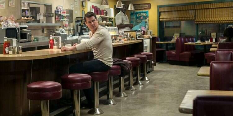 רגעי האכילה של הגיבור באותם מוטלים מבודדים הם רגעים של נחת, ומשם הוא יכול להמשיך. מתוך הסרט ג'ק ריצ'ר. צילום: באדיבות ye האיש השמח: גיבור־על בעולם ריאליסטי לגמרי