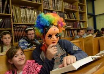 צפו בקריאת מגילת אסתר באתר מקור ראשון