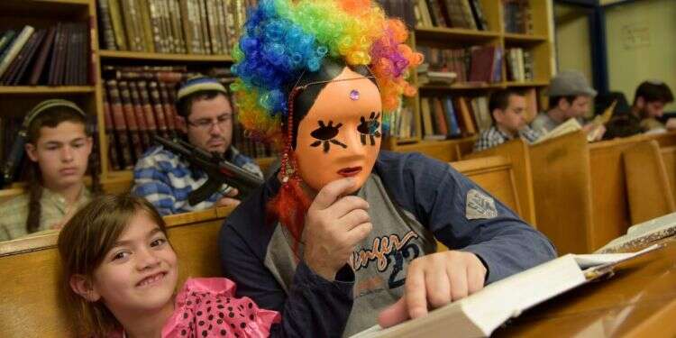 צפו בקריאת מגילת אסתר באתר מקור ראשון