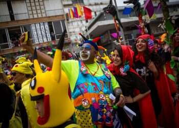 בין המסך למסכה