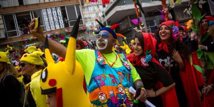 בין המסך למסכה