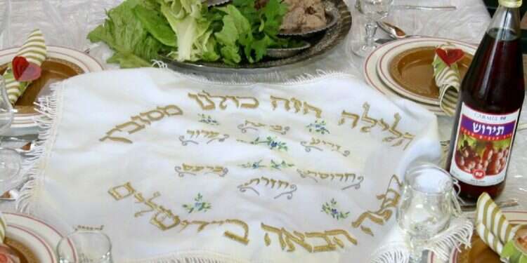 שולחן ליל הסדר. צילום: מרים צחי
 קערת ליל הסדר