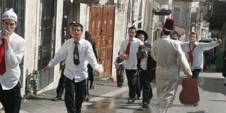 פורים בירושלים. צילום: מרים צחי "צדיק, הרמת לחיים עם המתבגר שלך?"