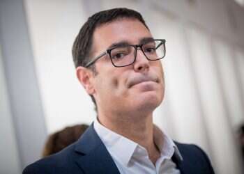 קונים זמן: ההכרעה בין סיכון הכלכלה לבריאות הציבור