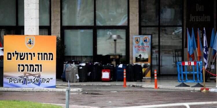 "המלונות לחולי קורונה הפכו למתחמי כלא מסוכנים"