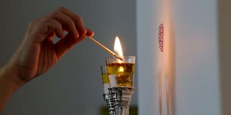הדלקת נרות שבת. צילום: שאטרסטוק הלהבה והנפש: מה מלמדת סתירה בהלכות שבת