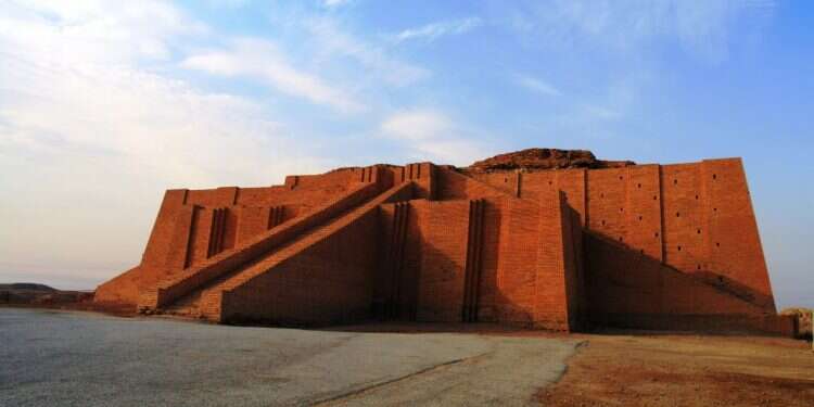 עיברו את השנה כבר לפני יותר מ־ 5,000 שנה. מקדש הזיקוראת בעיר אוּר השומרית, דרום עיראק. צילום: שאטרסטוק היוזמה לעבר את השנה בגלל הקורונה נוגעת בנקודה כואבת